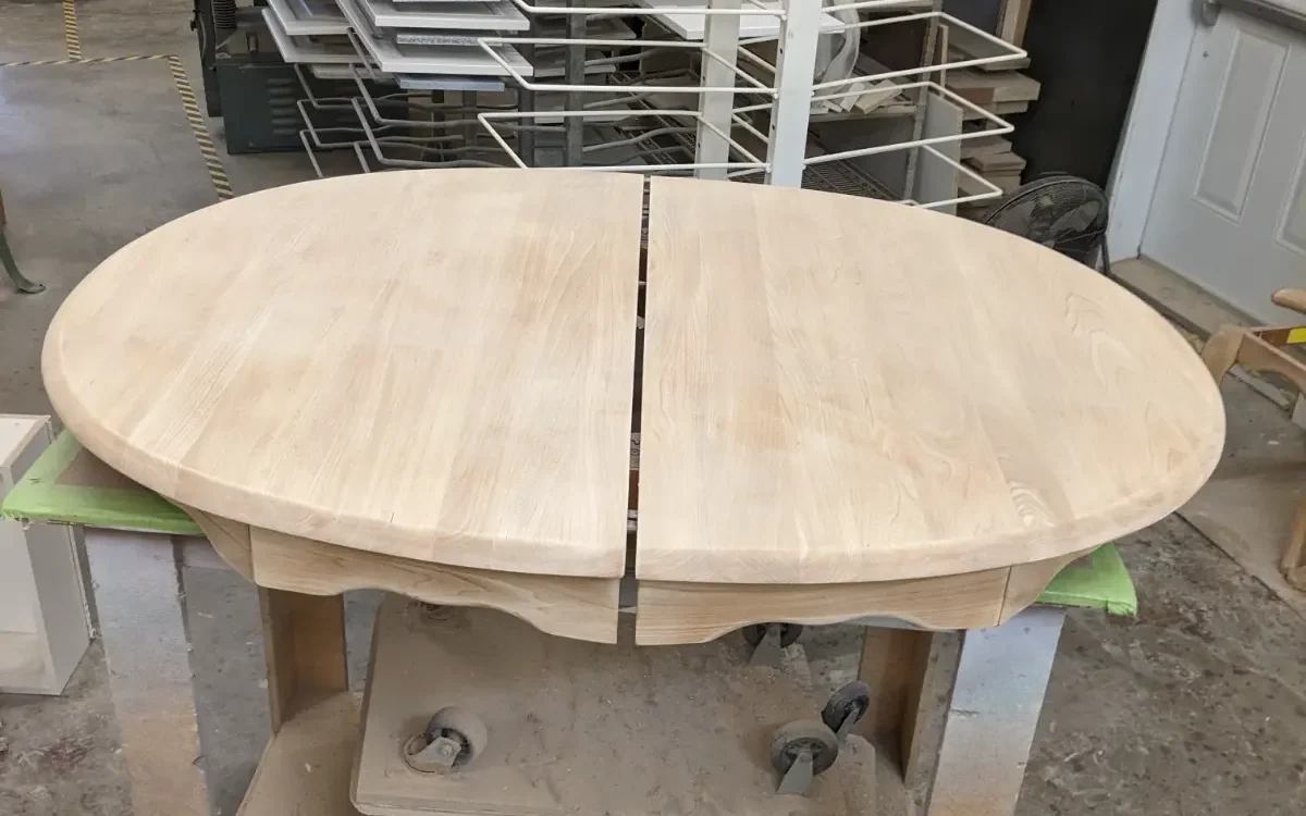 Table en orme finition vernissage - Finition Thomalpha