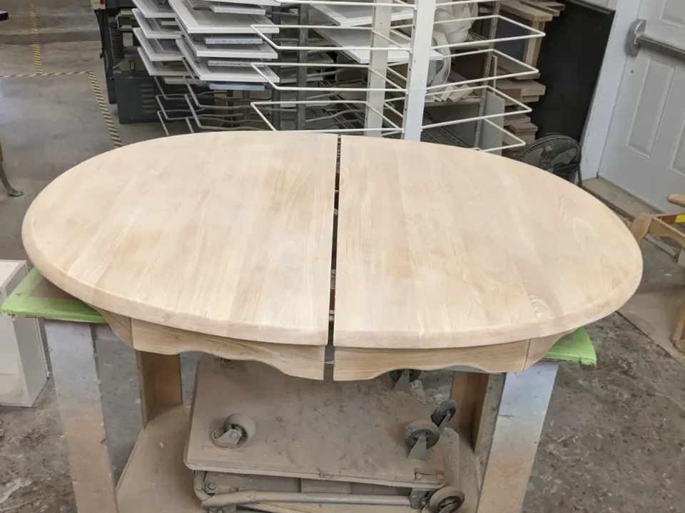 Table en orme finition vernissage - Finition Thomalpha