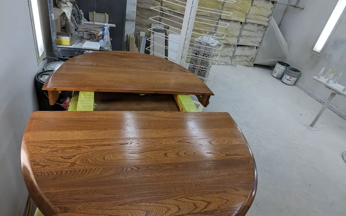 Table en orme finition vernissage - Finition Thomalpha