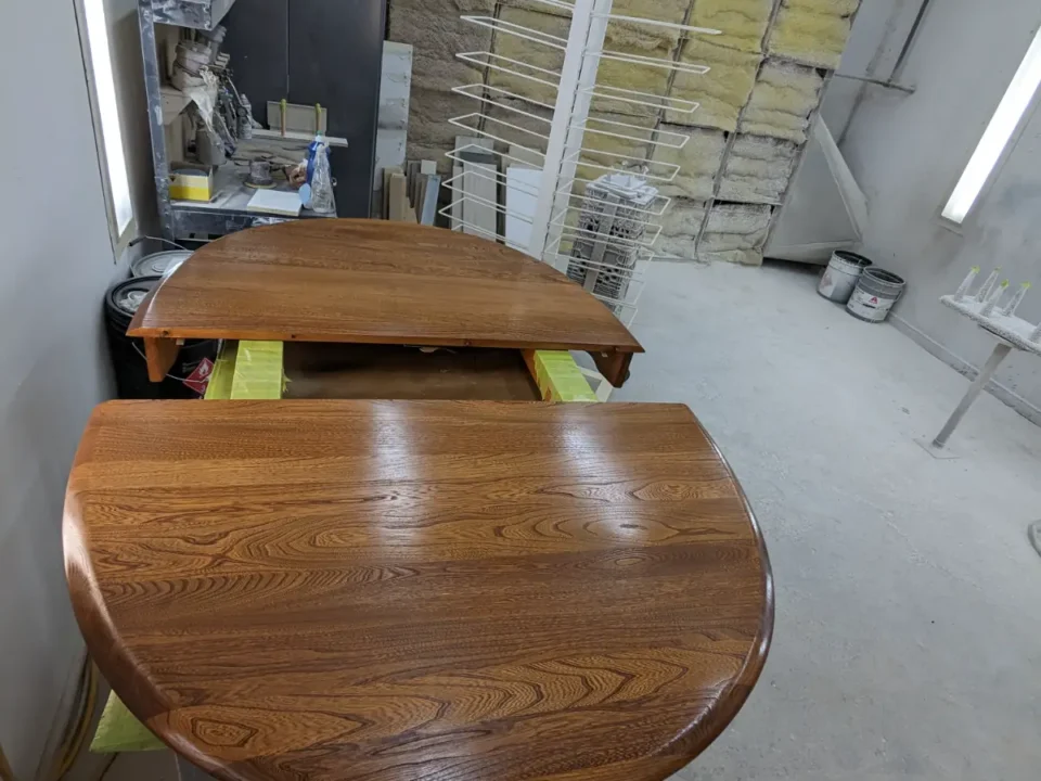 Table en orme finition vernissage - Finition Thomalpha