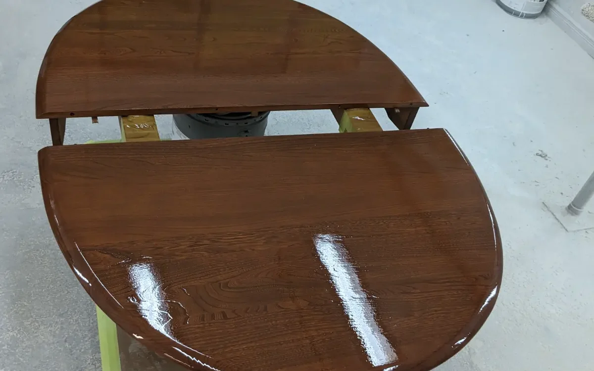 Table en orme finition vernissage - Finition Thomalpha