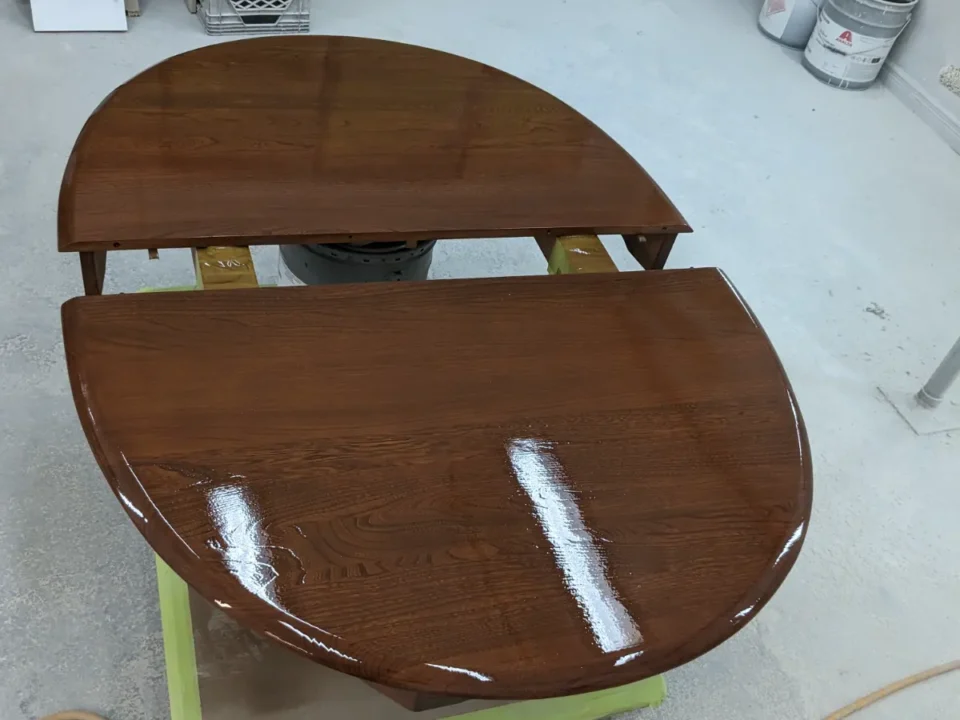 Table en orme finition vernissage - Finition Thomalpha